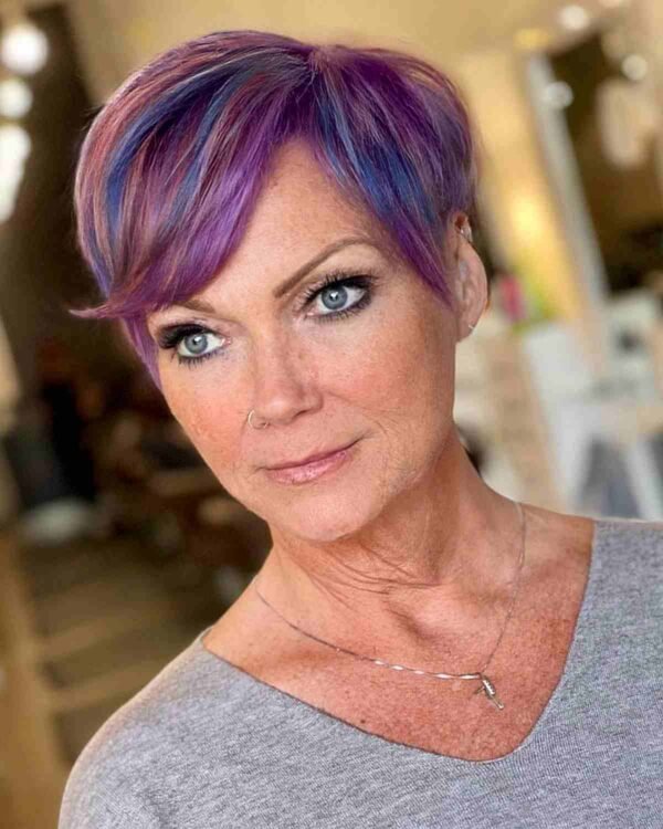 Mutiger Pixie in Blau-Lila