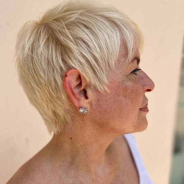 Verjüngender blonder Pixie