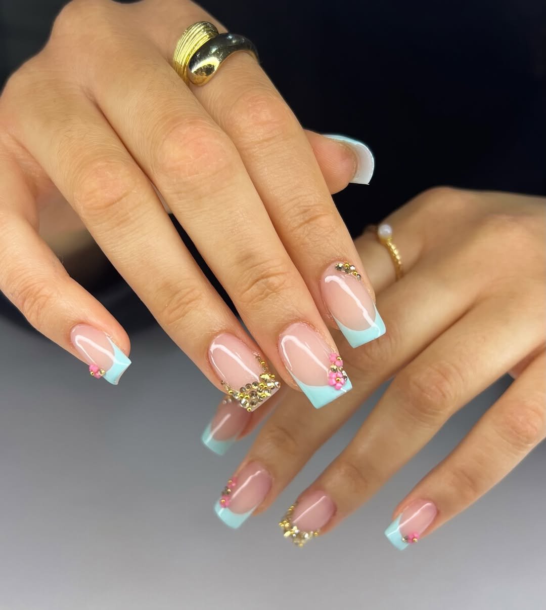 Mint-French mit Blüten und Strass