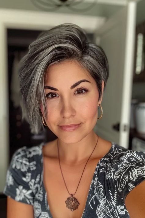 Der Salt-and-Pepper-Pixie mit Highlights