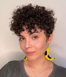 Der Curly-Pixie mit natürlichen Locken