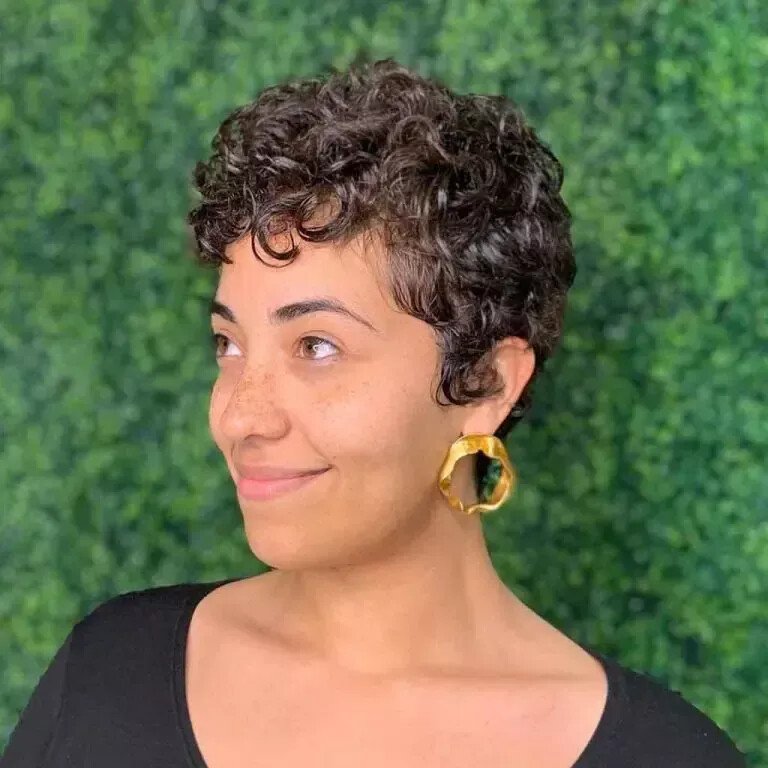 Curly-Pixie mit goldenen Akzenten