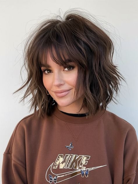 Voluminöser Shaggy-Bob mit Curtain Bangs