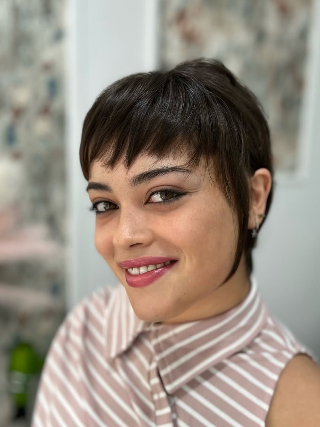 Wispy Micro-Bangs und ein strahlendes Lächeln