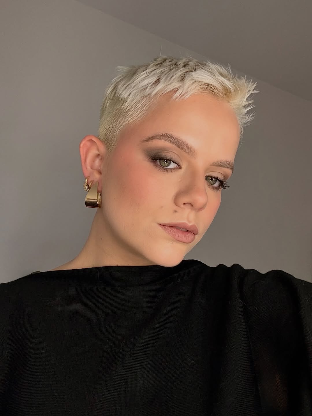 Platinblonder Buzz-Pixie mit Attitüde
