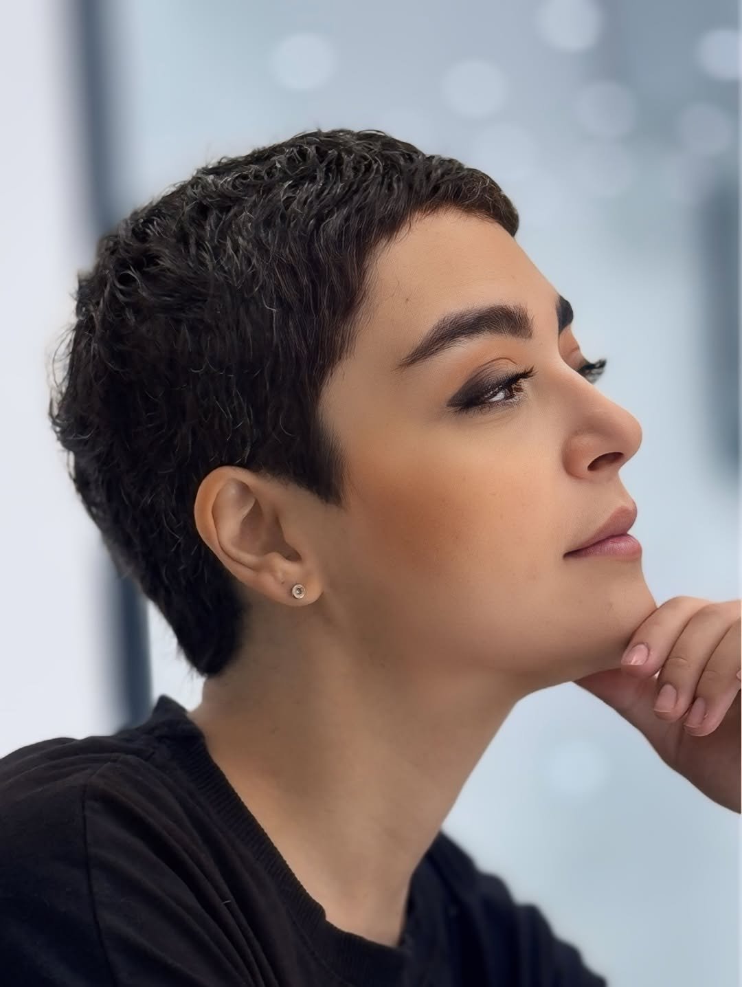 Eleganter dunkler Pixie im Profil