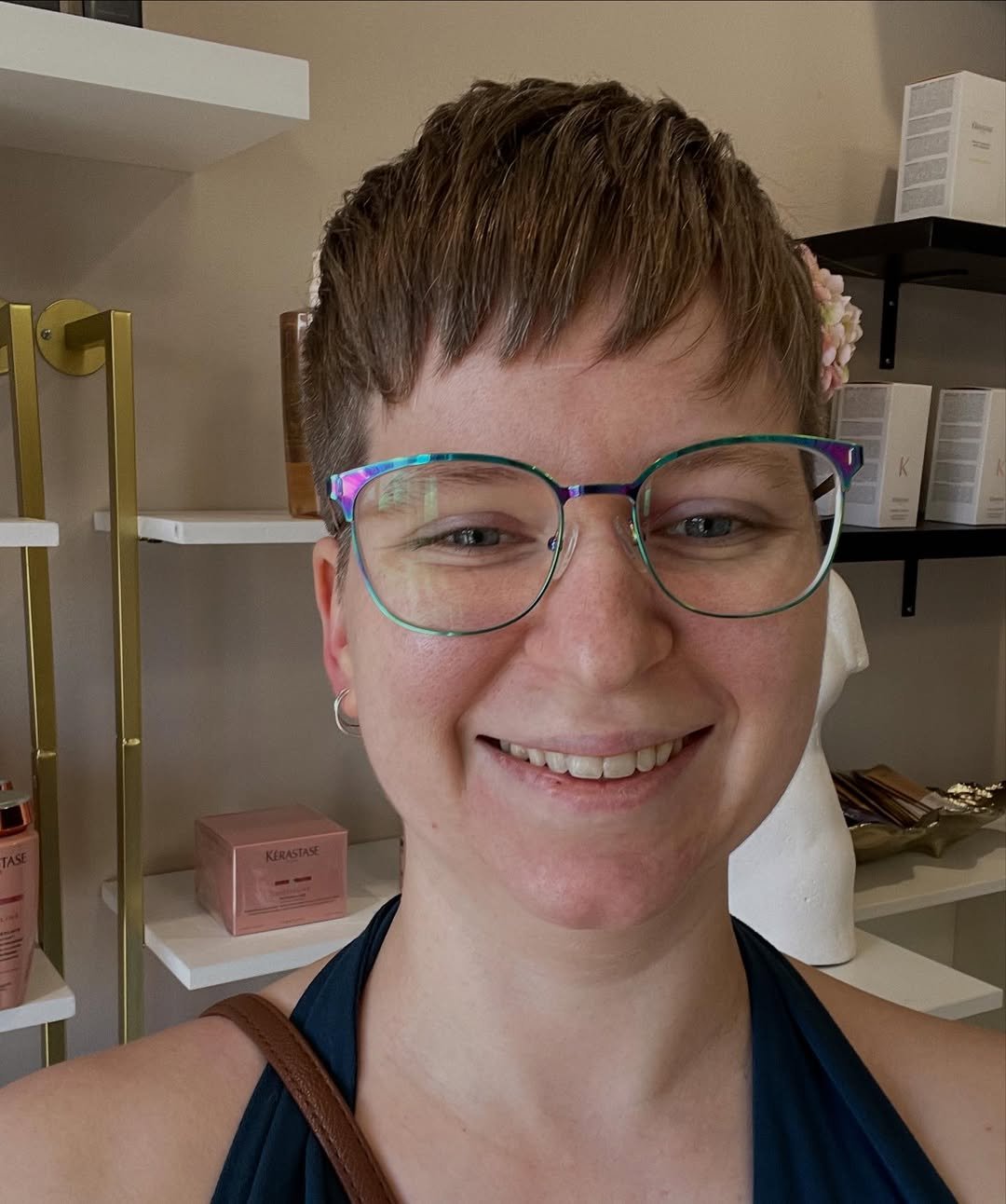 Frisch aus dem Salon — mit Blume im Haar