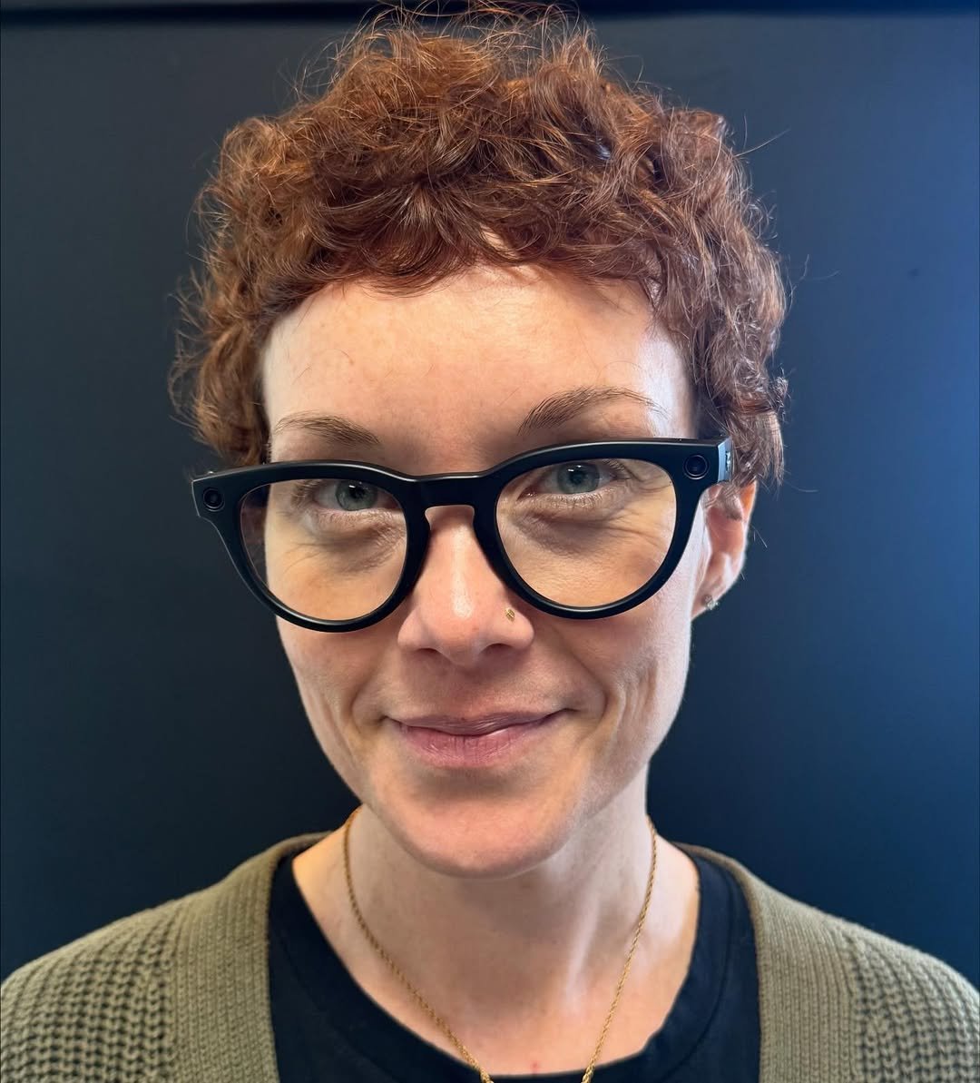 Kupferroter Curly-Pixie mit Brille