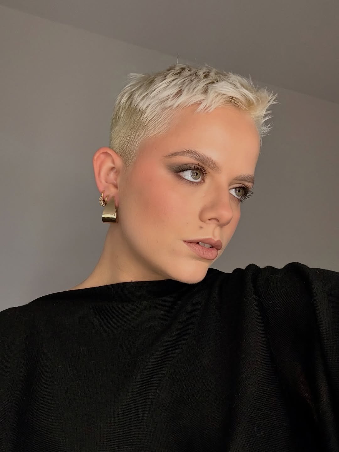 Kurzer Pixie im Profil